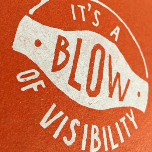 Carnet "It's a blow of visibility", couverture orange et intérieur en papier noir.