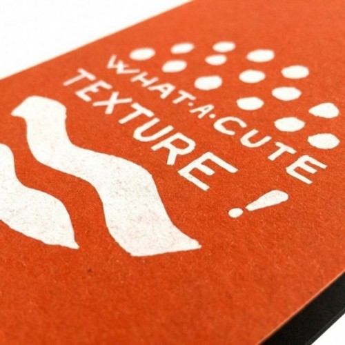Carnet "What a cute texture!", couverture orange et intérieur en papier noir.